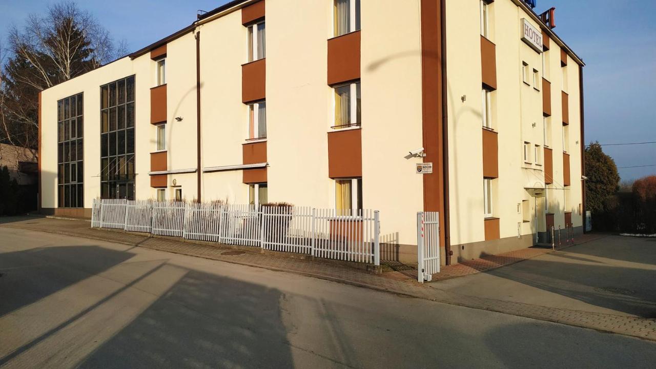 Eden Hotel *